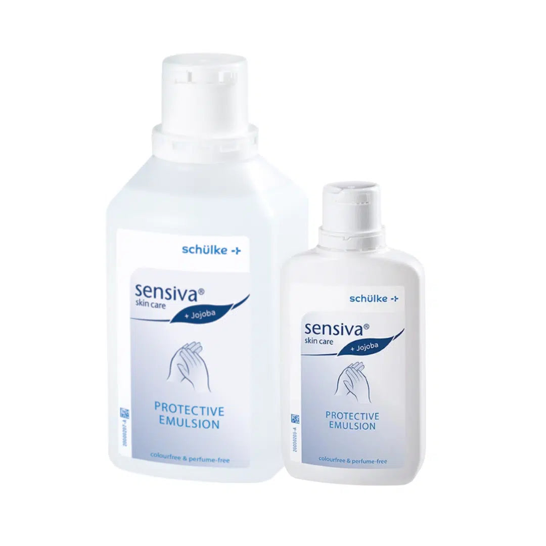 Deux bouteilles de lotion de soin de la peau sensiva® émulsion protectrice de Schülke & Mayr GmbH, une plus grande et une plus petite, avec une inscription blanc-bleu, présentées sur fond blanc.